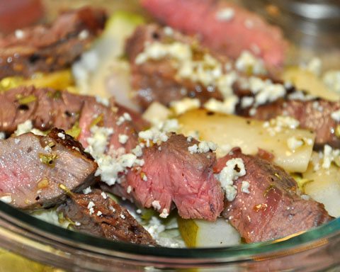 Salad with steak, blue cheese and pears